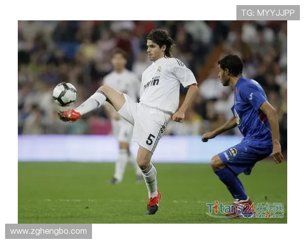 德甲夏季转会窗口动态:新星加盟与老将离队表现趋势分析